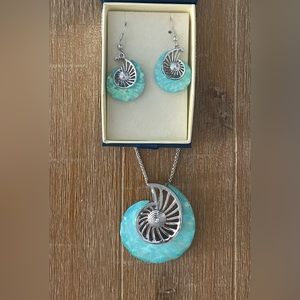 Conch shell necklace and earrings set NWT